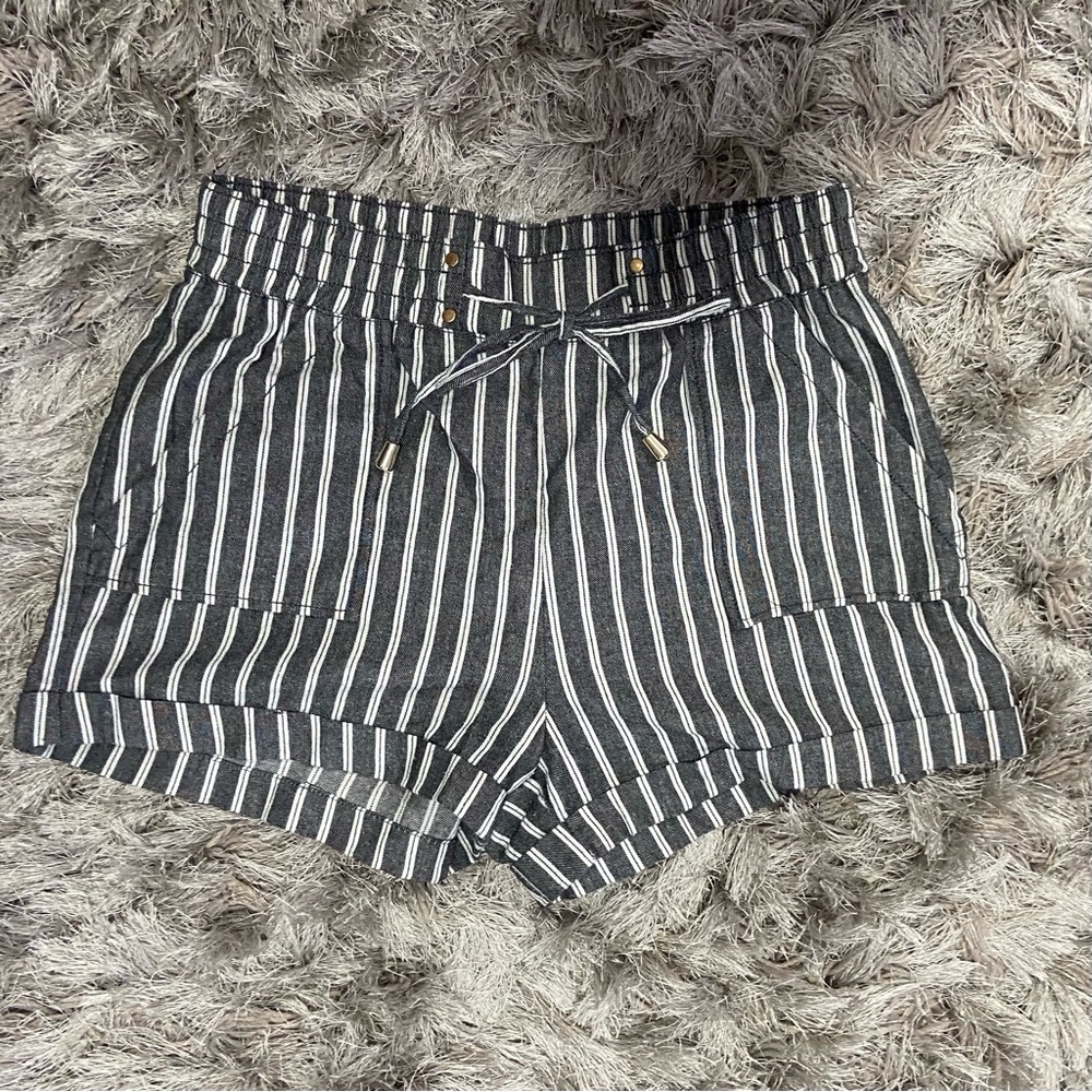 Ci Sono women grey and white Linen cotton blend stripes shorts. Size L. Used.